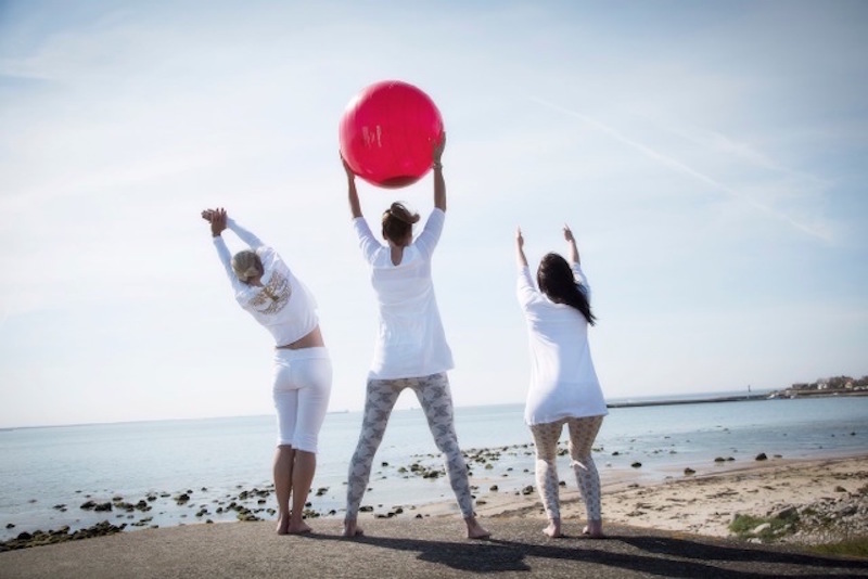 Med Sommarkortet tränar du obegränsat på gruppträning och i vårt gym mellan 9 juni - 17 augusti.
Är du medlem hos oss kommer du inte att debiteras startavgift på 495 kr (du måste ha korrekt personnummer inlagt för att du inte ska bli extra debiterad). Annars tillkommer medlemskap (495 kr). Med medlemsskapet får du en T-shirt, 10% rabatt på alla terminskurser, 10% rabatt på alla träningskläder i vår shop* och tre gästkort. Du får också specialrabatter på föredrag mm.
Du kan boka online eller i vår app om du har ett giltigt träningskort. Du är aktiv medlem så länge du har ett giltigt träningskort. Om du slutar träna behåller du ditt medlemskap och räknas som passiv medlem.
* ej kampanjer och rea