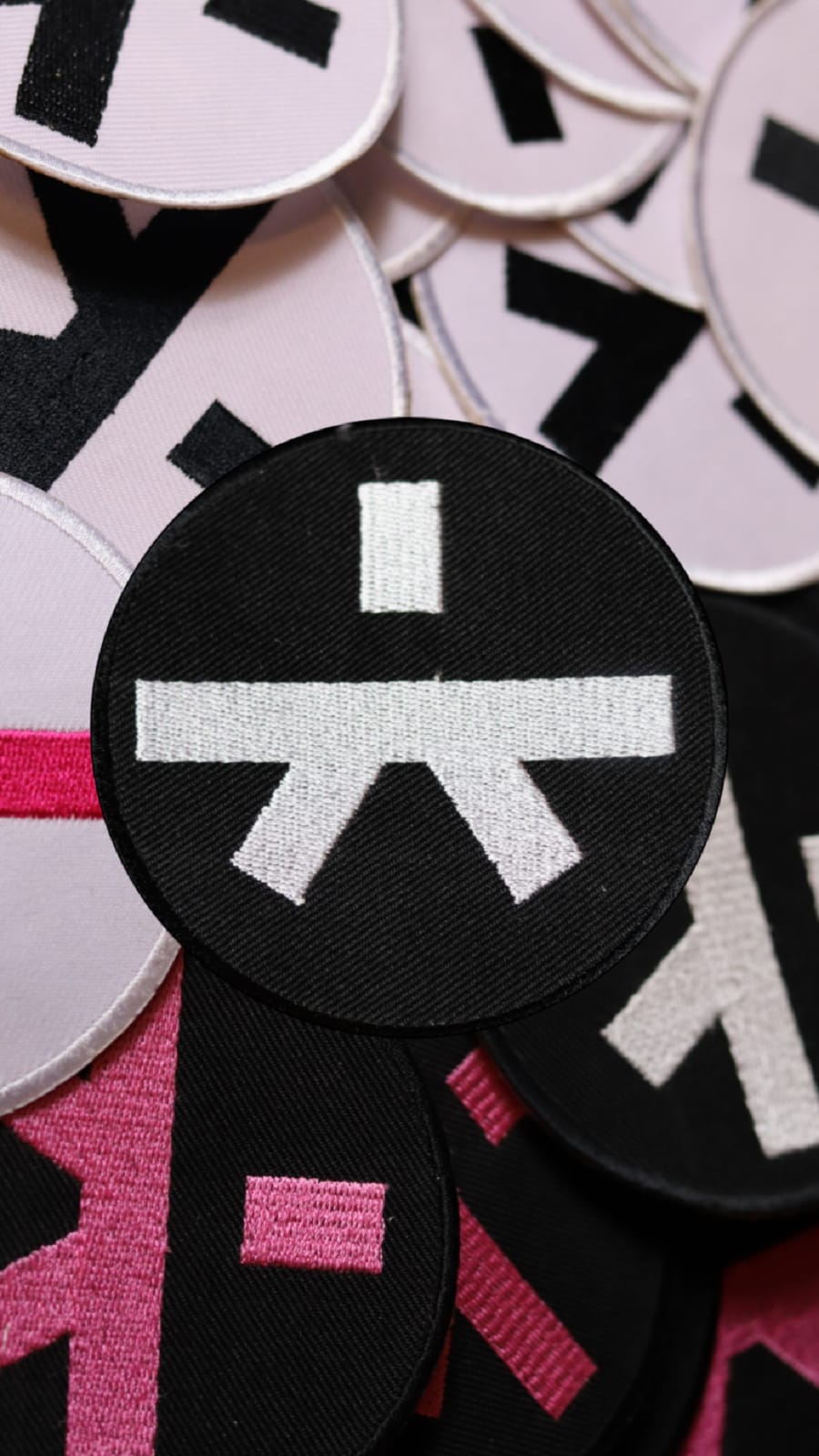Liten patch för framsidan på dräkten, finns med vit och svart bakgrund med färgerna vit, svart och rosa.