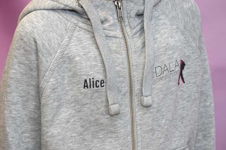 Skriv in vilket namn du vill ha på tröjan i anteckningsrutan i kassan