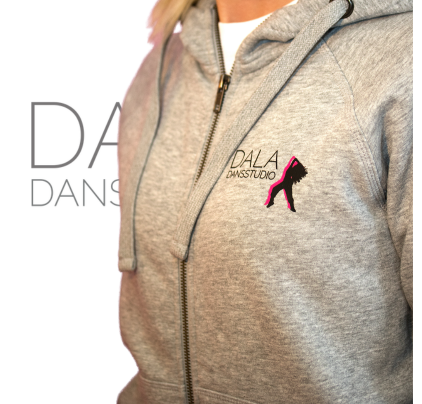 Möjlighet att få sitt namn på hoodien man kan även få Tävlingsdansare tryckt bak i länden
Lägga till namntryck på Hoodie 45kr
Tryck tävlingsdansare 95kr
Om man lägger tryck på en vara försvinner ångerrätten.