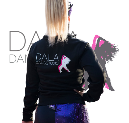Skön zip-tröja i funktionsmaterial.
Dala Dansstudio logga på ryggen och bröstet.
Namntryck på bröstet ingår.

Skriv in vilket namn (endast förnamn) du vill ha på tröjan i anteckningsrutan i kassan

Stor i storleken så vi rekommenderar att gå ner i storlek.
Finns att prova på dansskolan i Borlänge, skicka ett mail om ni vill att vi tar med prov ex. till någon annan ort.

Ej ångerrätt då den namntrycks.