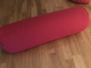 Yogirajs ekologiska bolster hjälper till att öppna hjärtat. Det ger stöd och fördjupad stretch i flera yoga- och meditationspositioner. Bolstret innehåller en fyllning av boveteskal vilket formar sig behagligt efter kroppen vid varje praktik – möt din nya, stöttande yogavän.   Specifikationer 
 
Mått: 71 cm x 23 cm
 
Vikt: ca 5.5 kg
 
Material: Ekologisk bomull 
 
Fyllning: 100 % ekologisk fyllning av boveteskal - tappar inte formen. Den traditionella fyllningen av boveteskal (certifierat ekologiskt) ger bättre stöd jämfört med mjukare fyllningar. Går att fylla på ifall man önskar få en fastare form.
 
  Miljö Alla produkter från Yogiraj är garanterat giftfria och bolstret är helt ekologisk. Med inspiration från skogen, bergen, vidderna och havet har Yogiraj sitt ursprung i den nordiska naturen med en önskan att alltid leverera produkter som är hållbara och snälla både mot dig och naturen.   Användning och skötsel 
 
Avtagbar och tvättbar utsida.
 
Bärrem på ena kortsidan gör det lätt att förflytta bolstret.