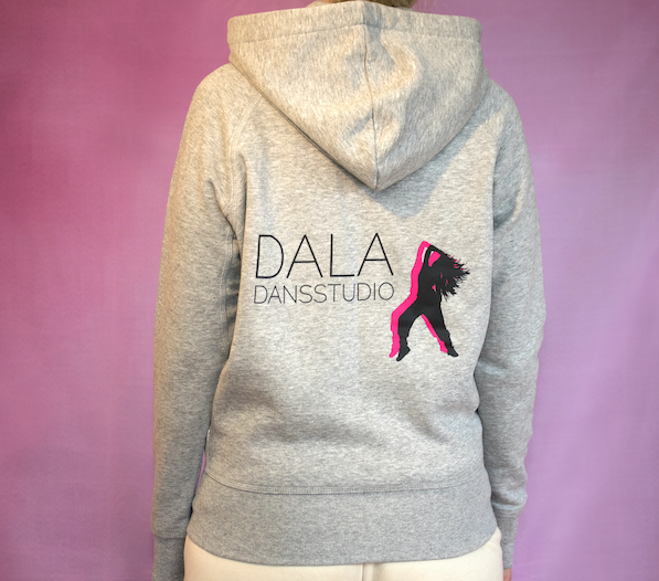 Möjlighet att få sitt namn på hoodien man kan även få Tävlingsdansare tryckt bak i länden
Lägga till namntryck på Hoodie 45kr
Tryck tävlingsdansare 95kr
Om man lägger tryck på en vara försvinner ångerrätten.