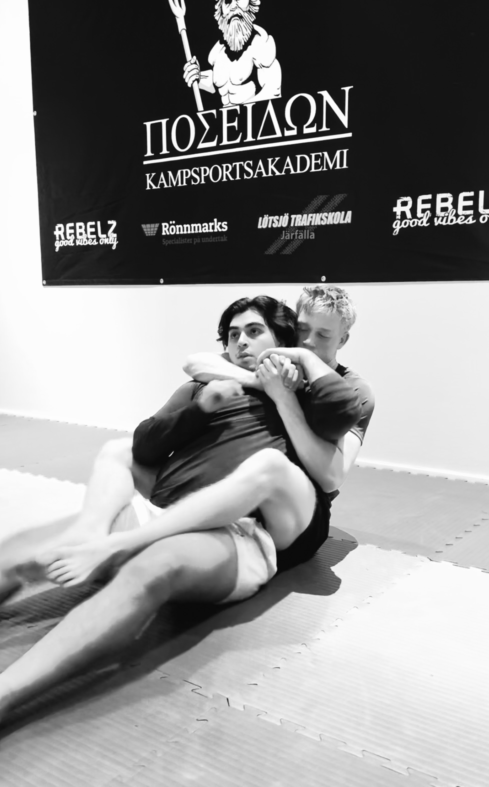 För barn mellan 12-14 år som vill träna MMA. 
12 månader. 