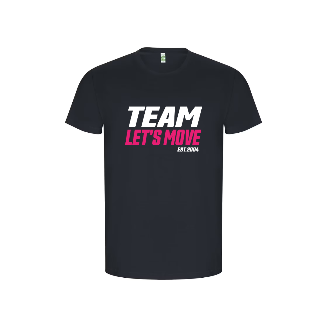 Snygg TEAM LET'S MOVE T-shirt med brösttryck. Logga i Vit/Rosa
För namn tillkommer extra avgift 50kr (Beställningsvara 2-4 veckor)