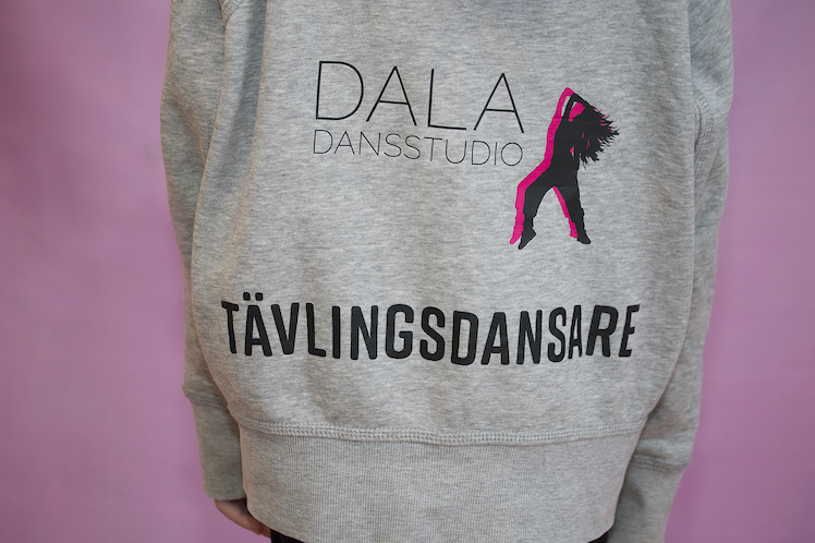 Genom detta val får du TÄLINGSDANSARE tryckt i länden av Hoodien