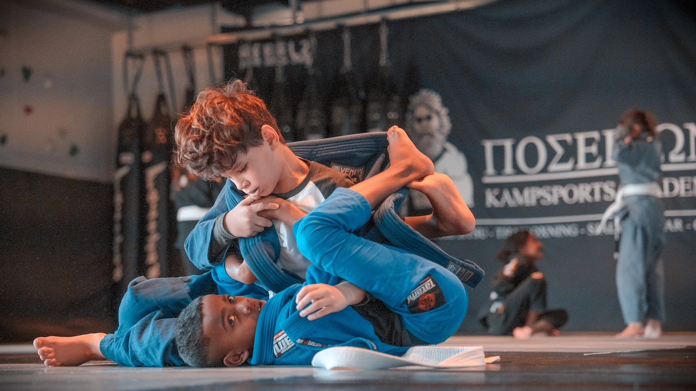 För barn från 4 till 13 år som vill träna Brasiliansk JiuJitsu.  
12 månader. 