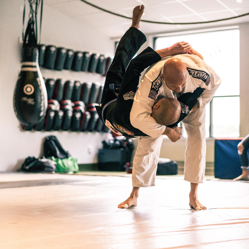 Välj en kampsport och få tillgång till alla andra kampsporter, fyspass samt även gymmet - helt utan extra kostnad. Ett medlemskap för dig mellan 14-17 år.