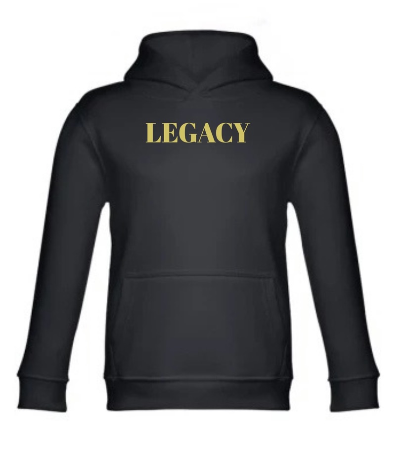Svart hoodie med LEGACY tryck i guld.
Utan snören pga skaderisk för barn.

OBS!
Trycket på bilden är illustrerad, men snarlik i verkligheten.
Köps på plats, ej beställning.